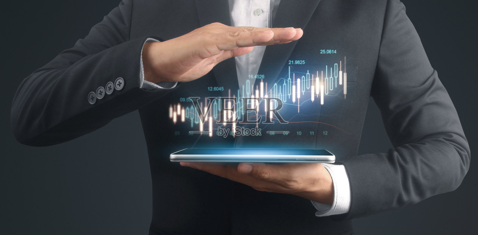 商人计划图形增长图表积极指标增长在他的业务，平板电脑在手照片摄影图片