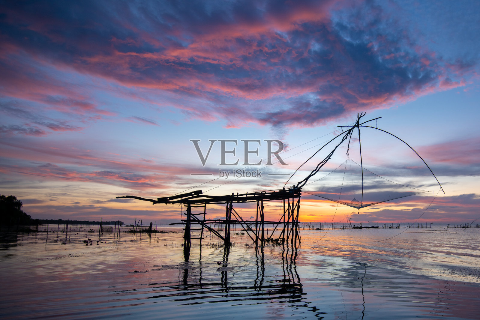 泰国Phatthalung Pakpra村清晨的日出和巨大的方形浸网照片摄影图片