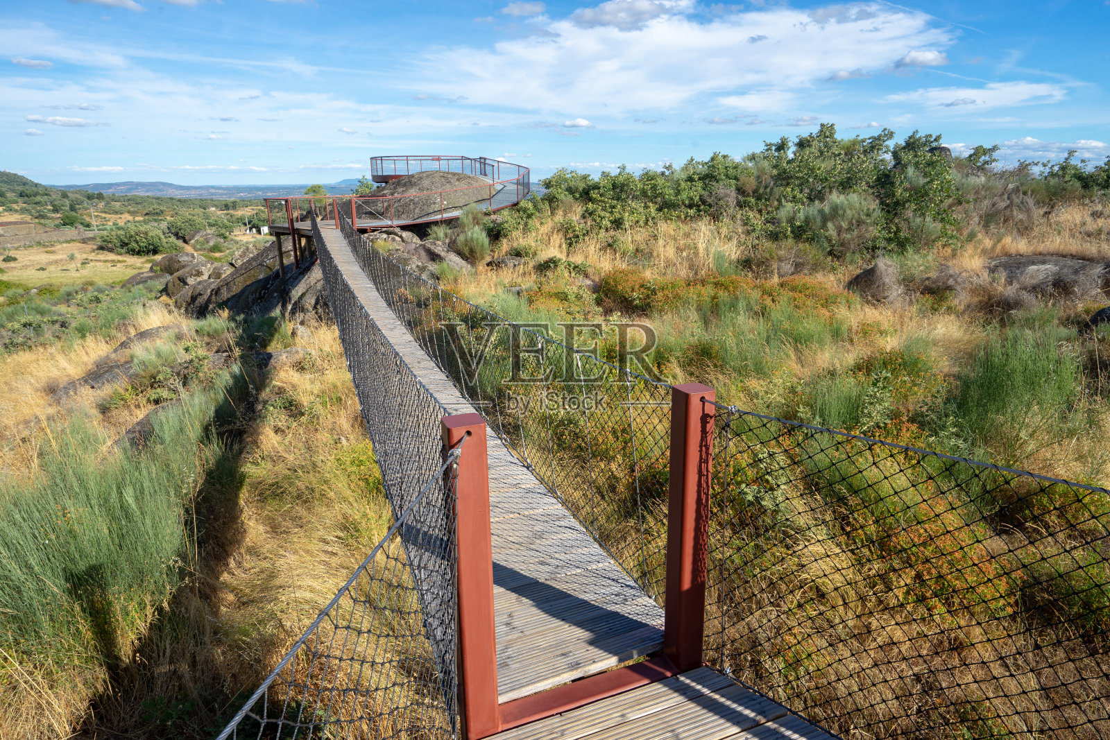 Branco Castelo Barrosal公园内的吊桥。照片摄影图片