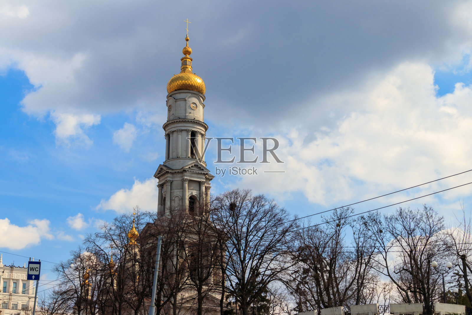 位于乌克兰哈尔科夫的圣母升天大教堂照片摄影图片