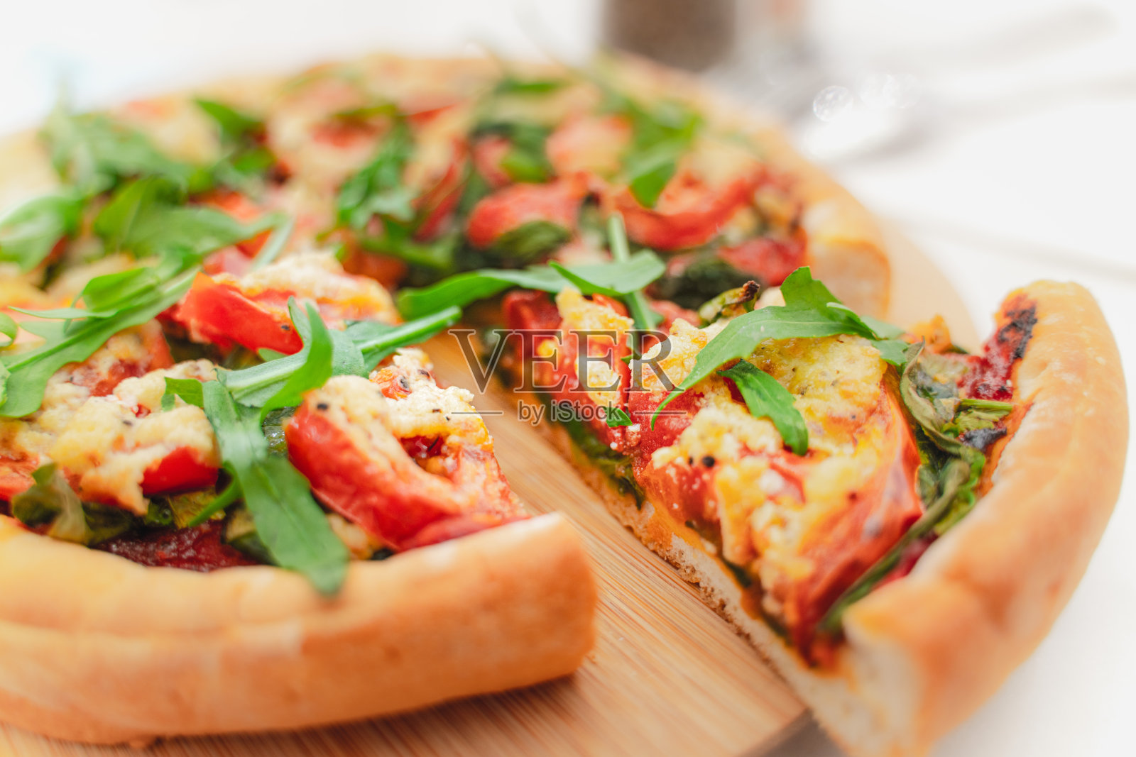 美味的素食有机混合披萨(不含乳制品)照片摄影图片