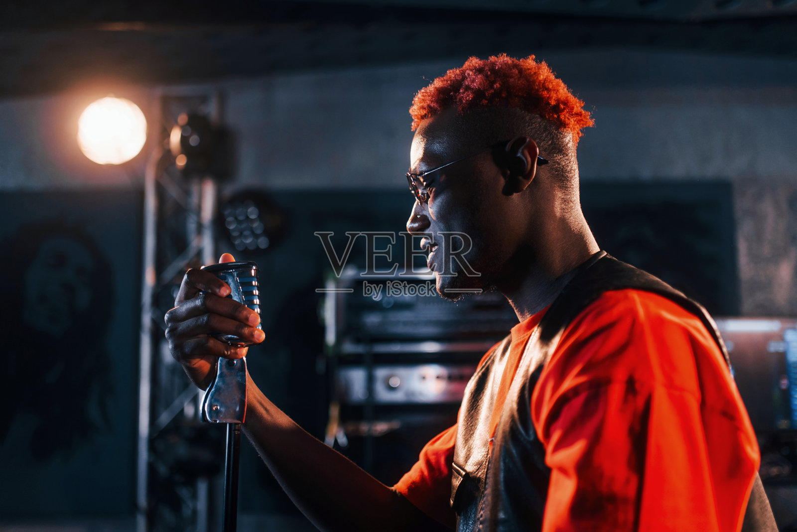 年轻的非洲裔美国演员在录音室排练照片摄影图片