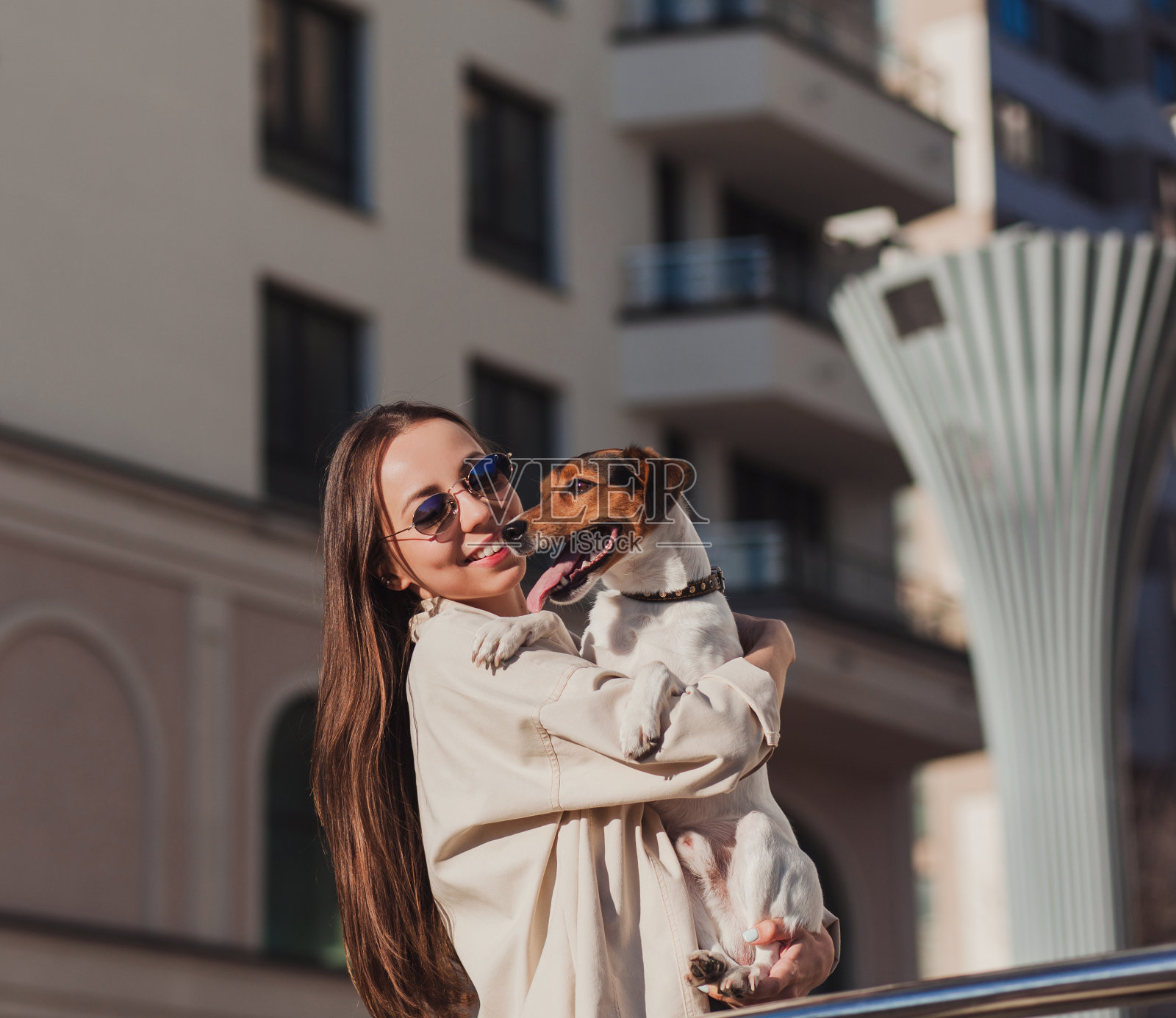 女孩在空中养狗照片摄影图片