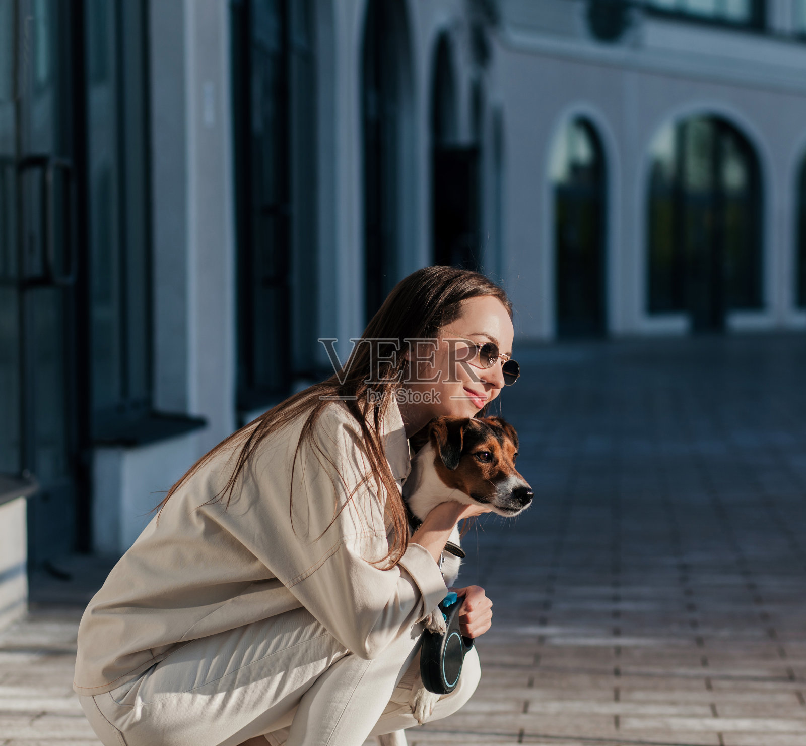 带着狗的年轻女子照片摄影图片