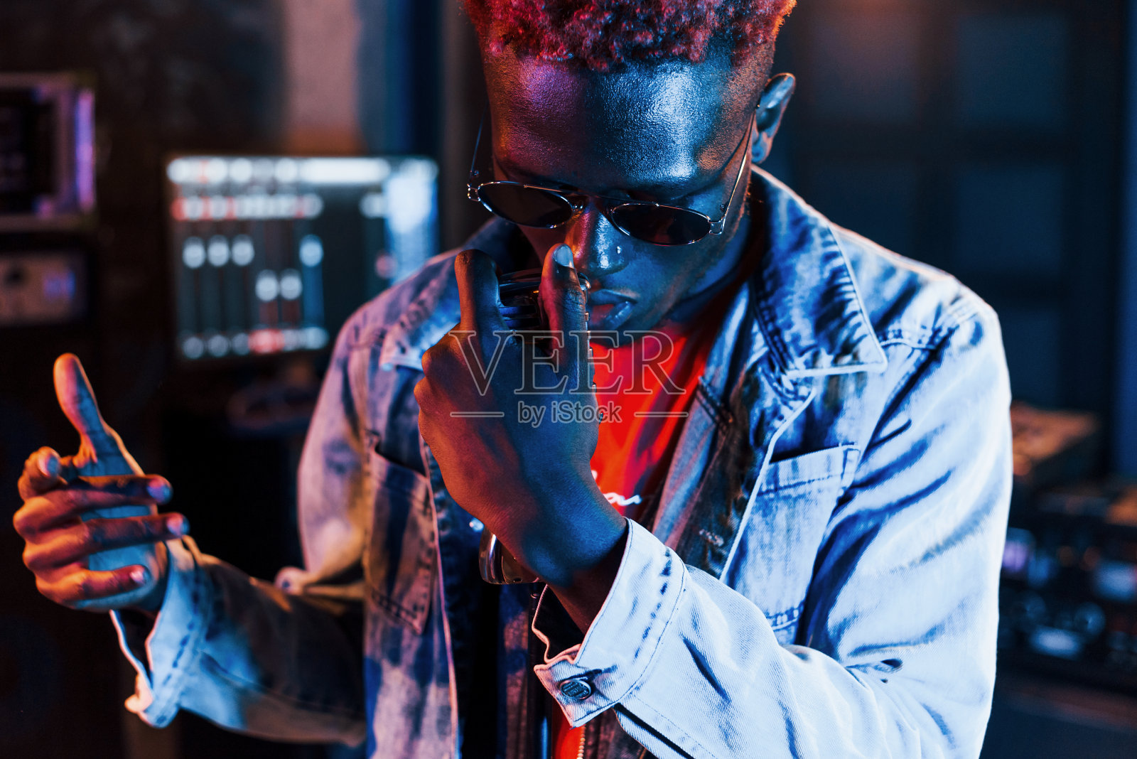 年轻的非洲裔美国演员在录音室排练照片摄影图片