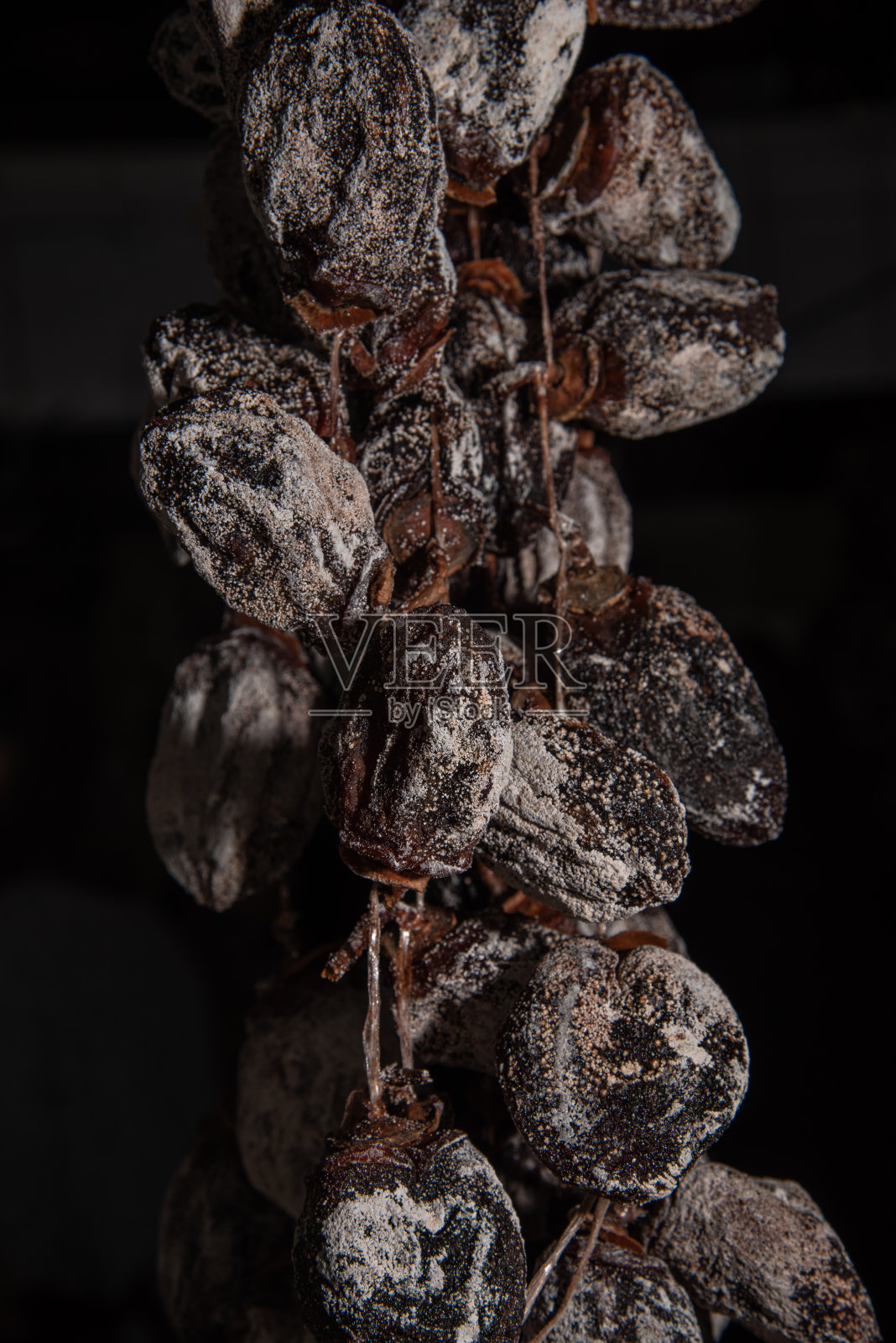 东部的糖果。户外阴凉处的一束干柿子照片摄影图片