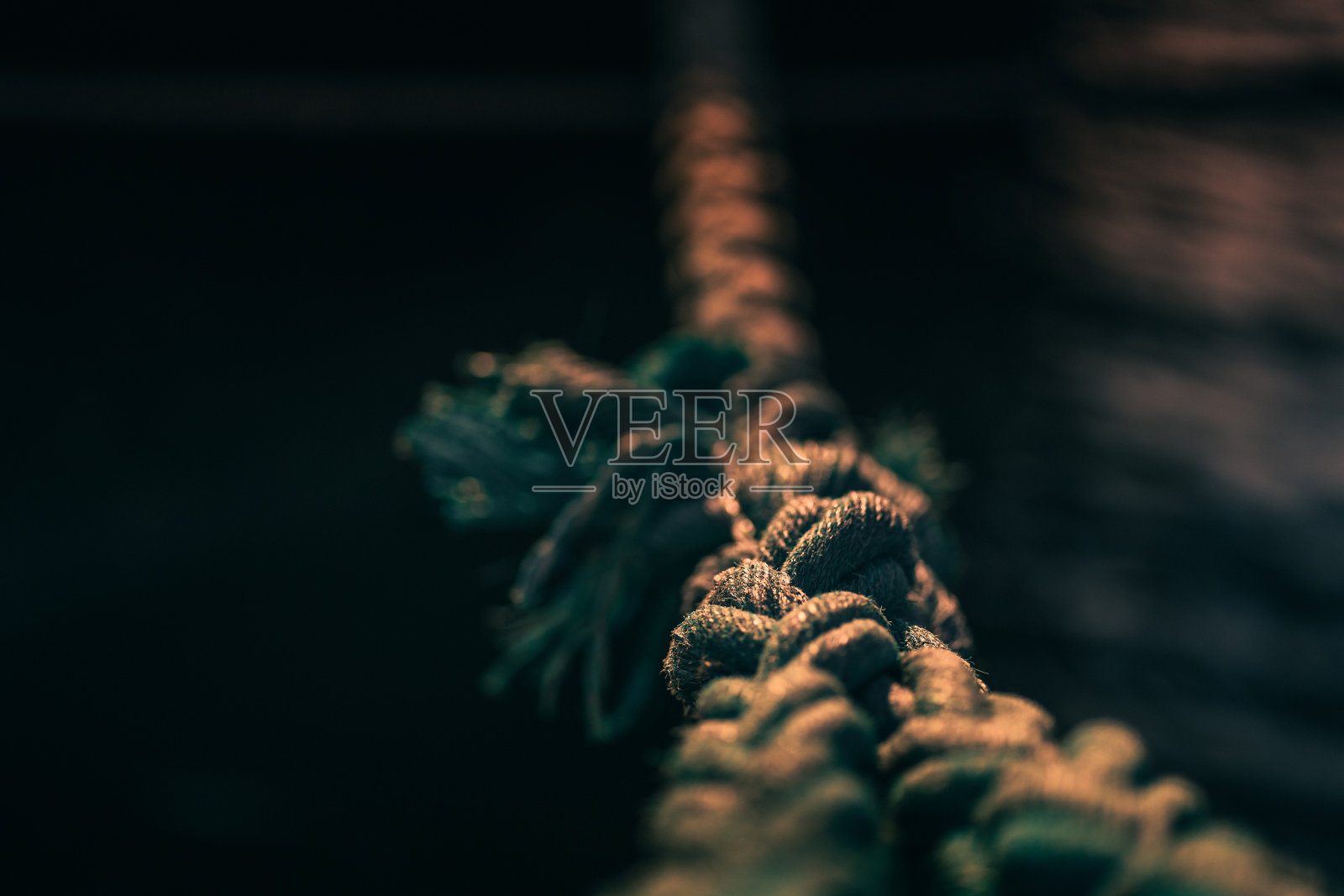 用于系泊大型船舶侧视图的绳索，集中在中心部分。晚上照片摄影图片