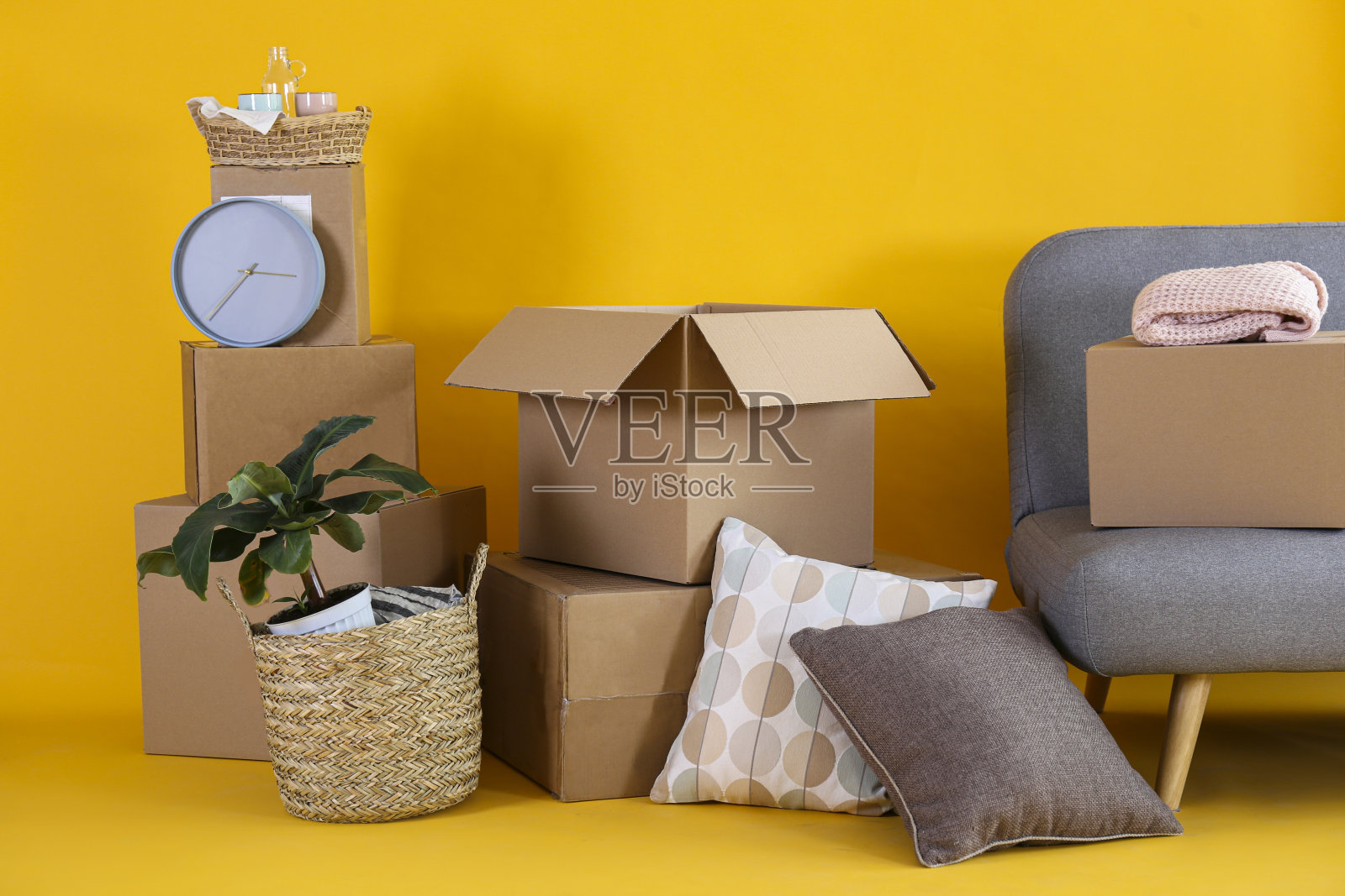 搬箱子照片摄影图片