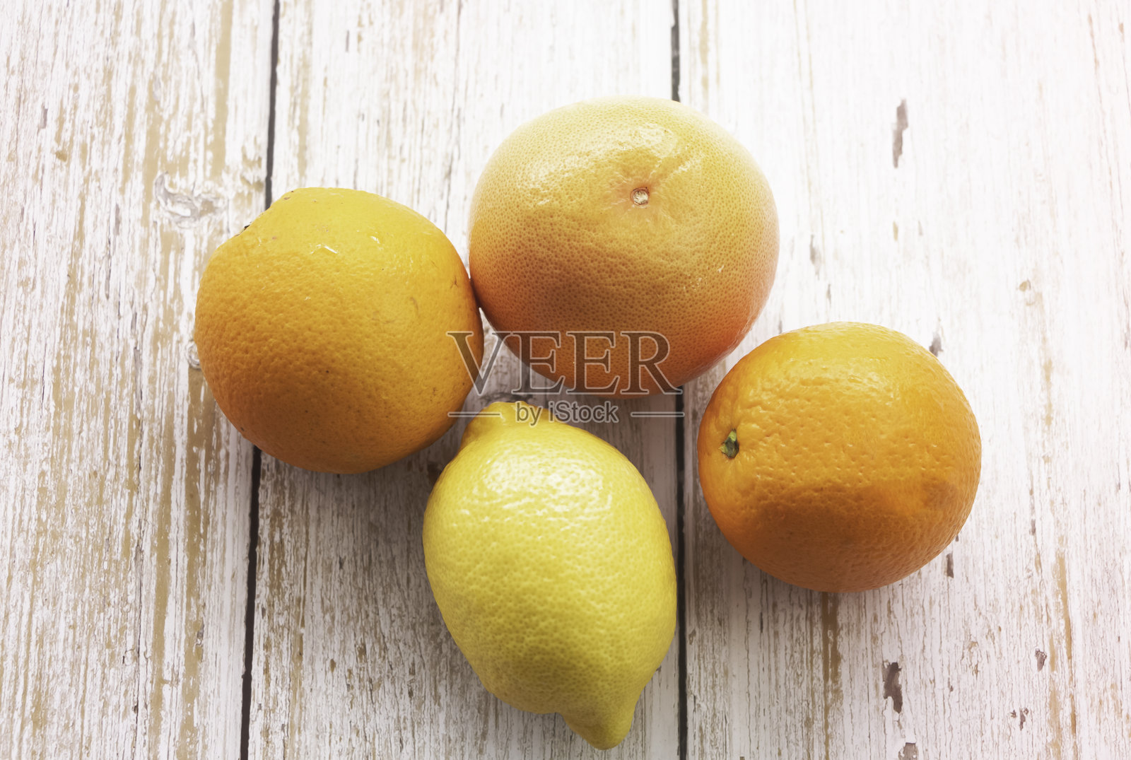 三个橙子和柠檬作为背景，照片摄影图片