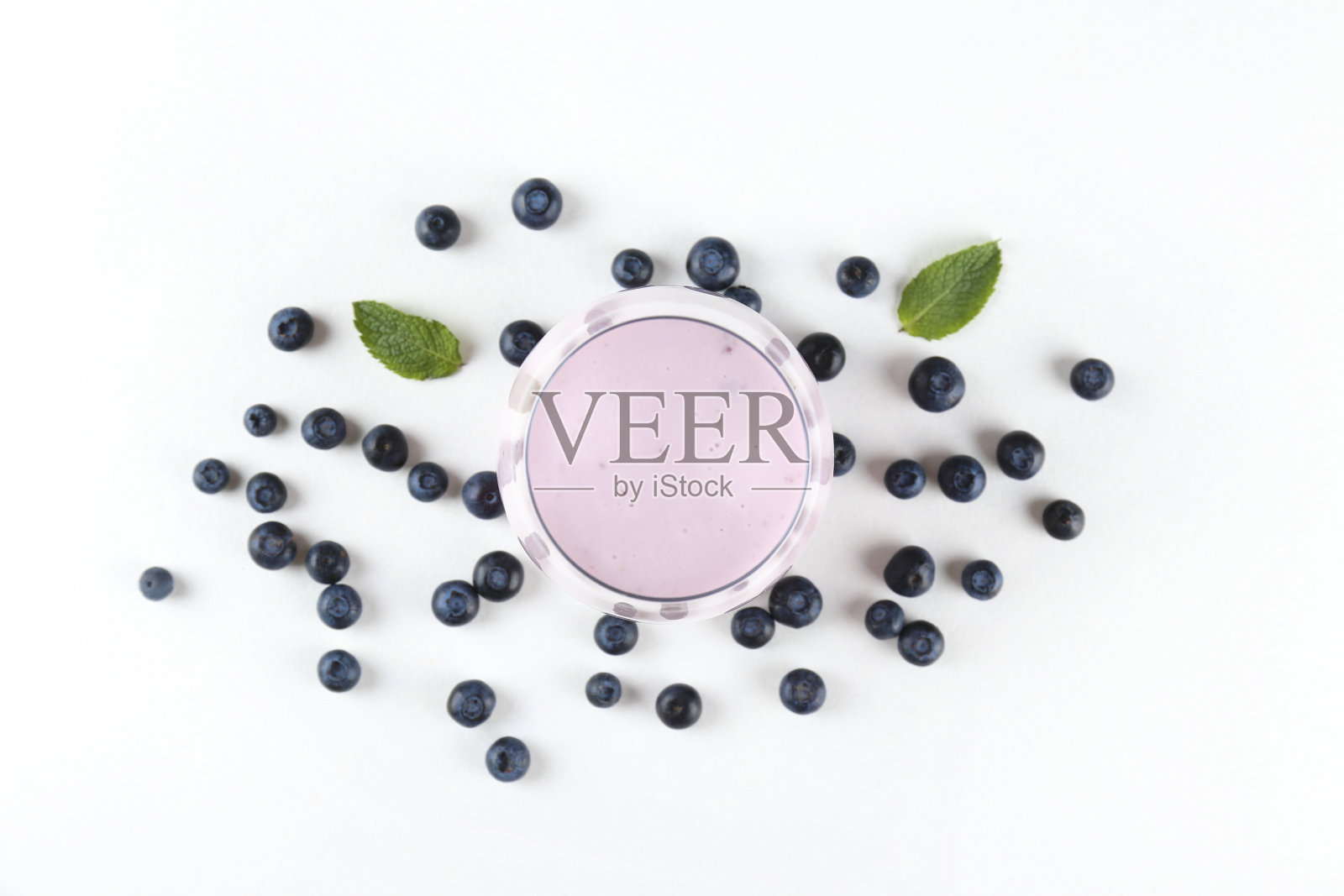 桌上有蓝莓奶昔。照片摄影图片