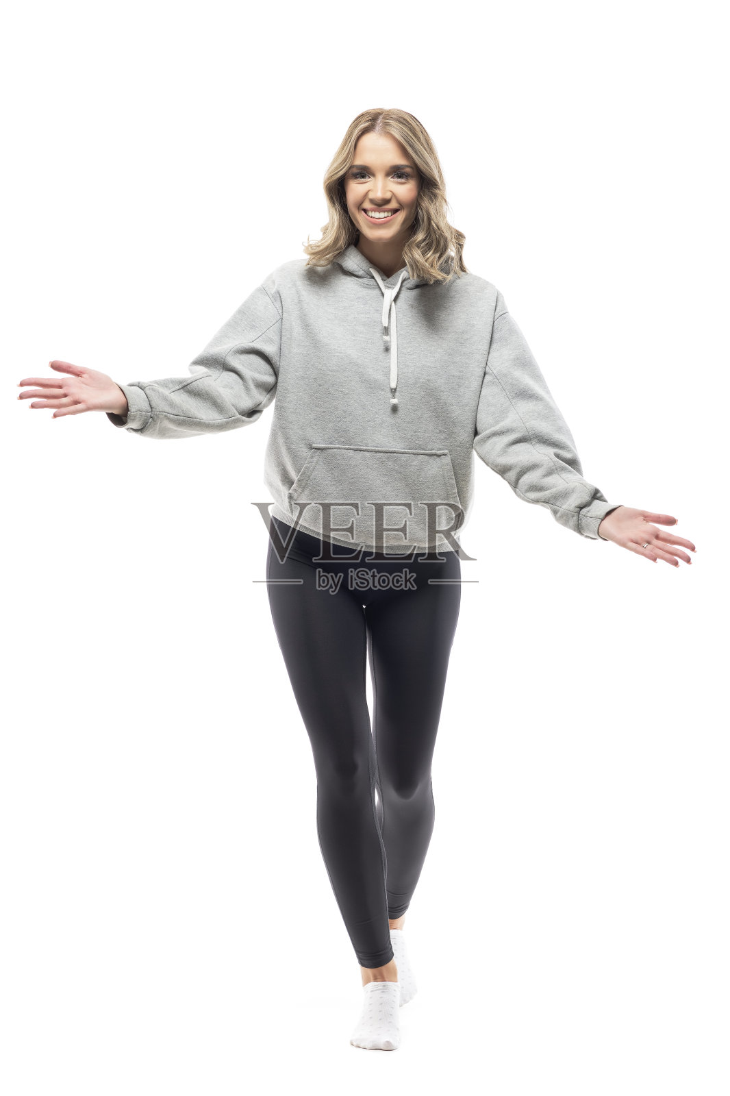 兴奋的女人张开双臂走来走去，迎接着热烈的拥抱照片摄影图片