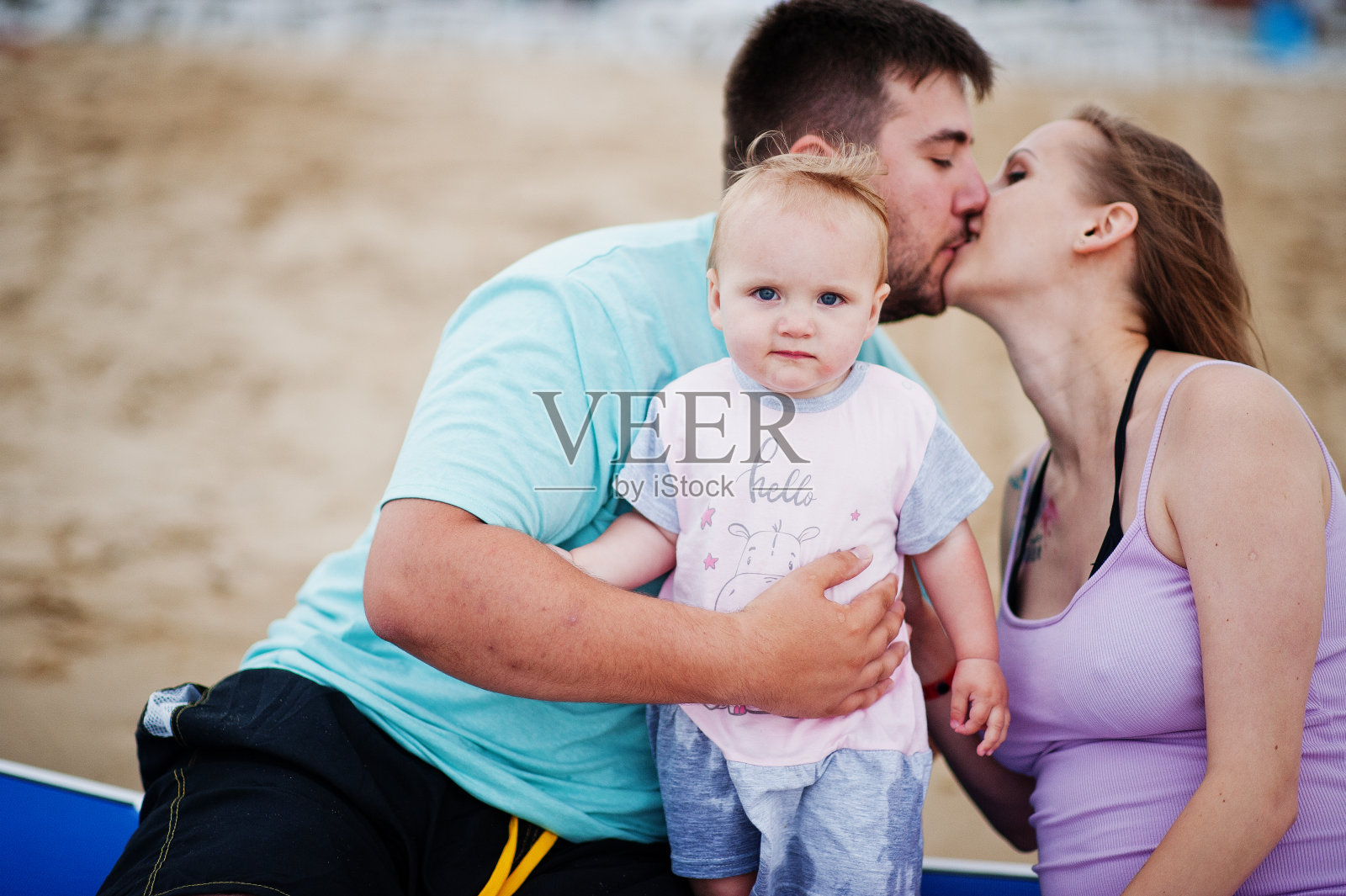 幸福的家庭假期。照片摄影图片