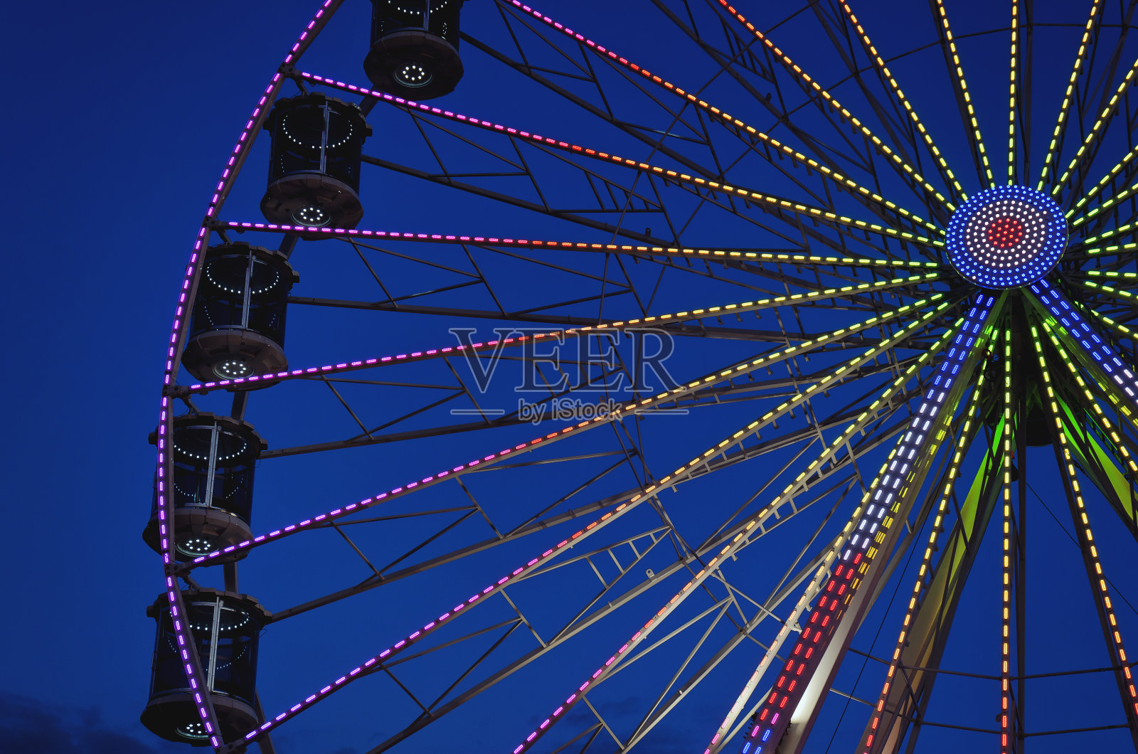 在亚得里亚海海边的暑假里，高高的摩天轮映衬着夜空。游乐园。假期照片摄影图片