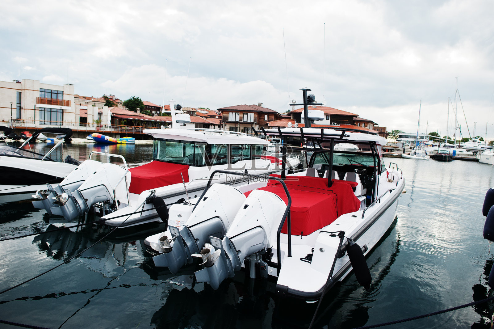 现代摩托艇的海上停车。照片摄影图片