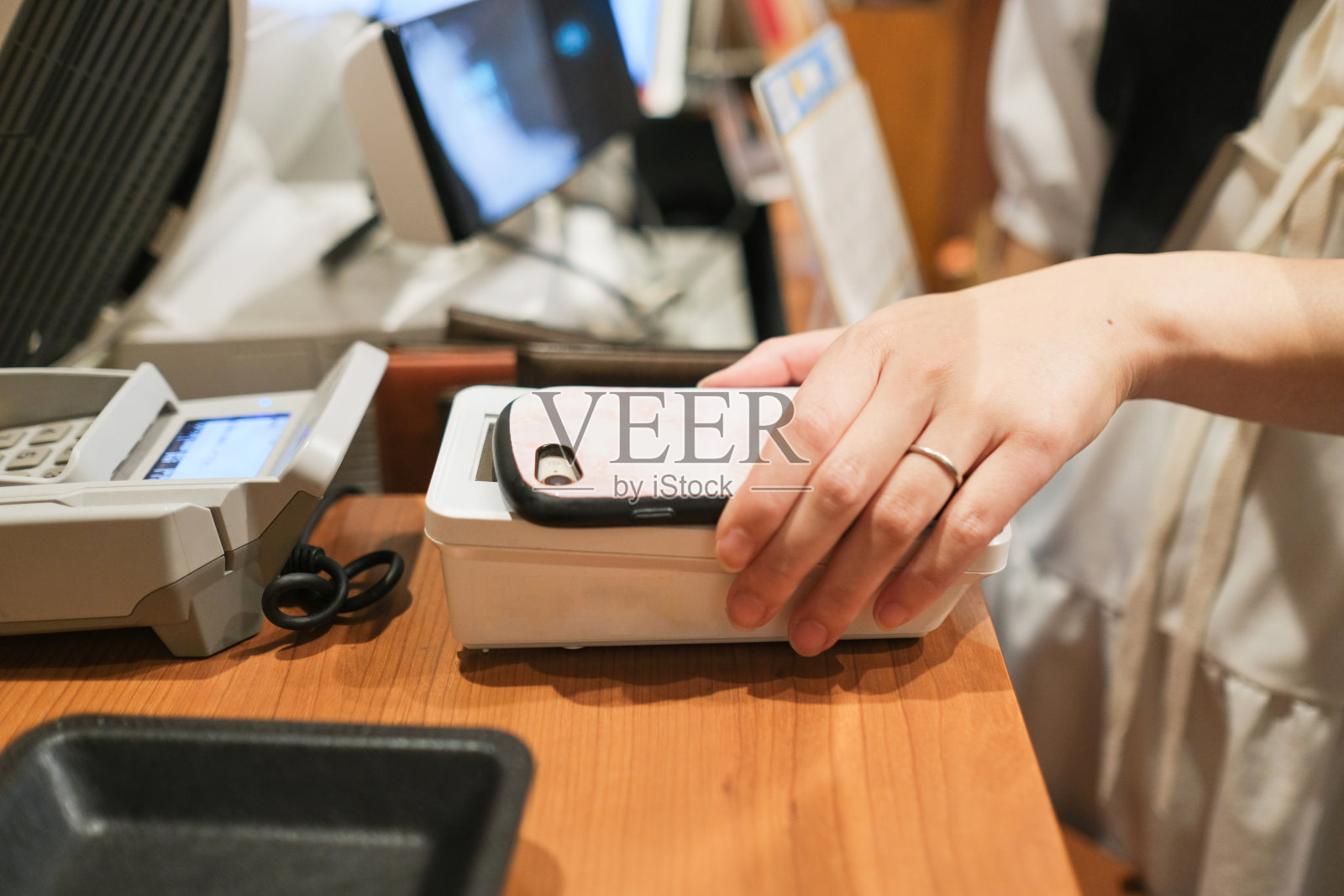 特写女子用手机支付的手照片摄影图片