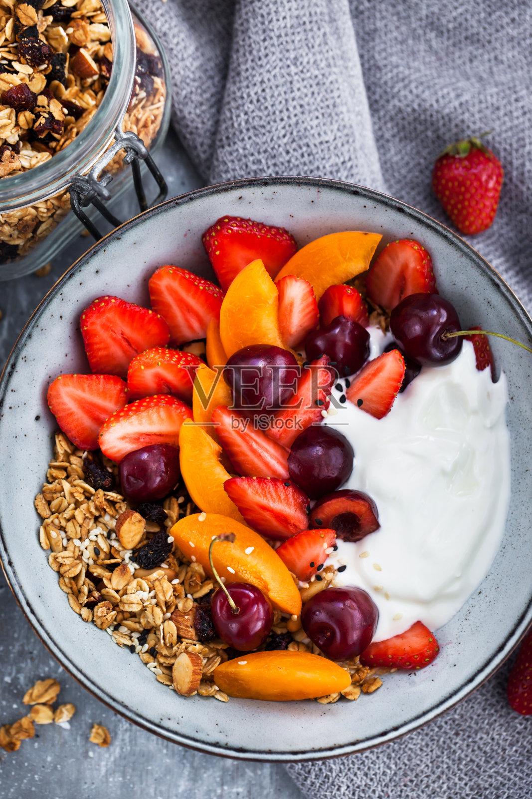 健康早餐有格兰诺拉麦片，酸奶，新鲜浆果和咖啡照片摄影图片