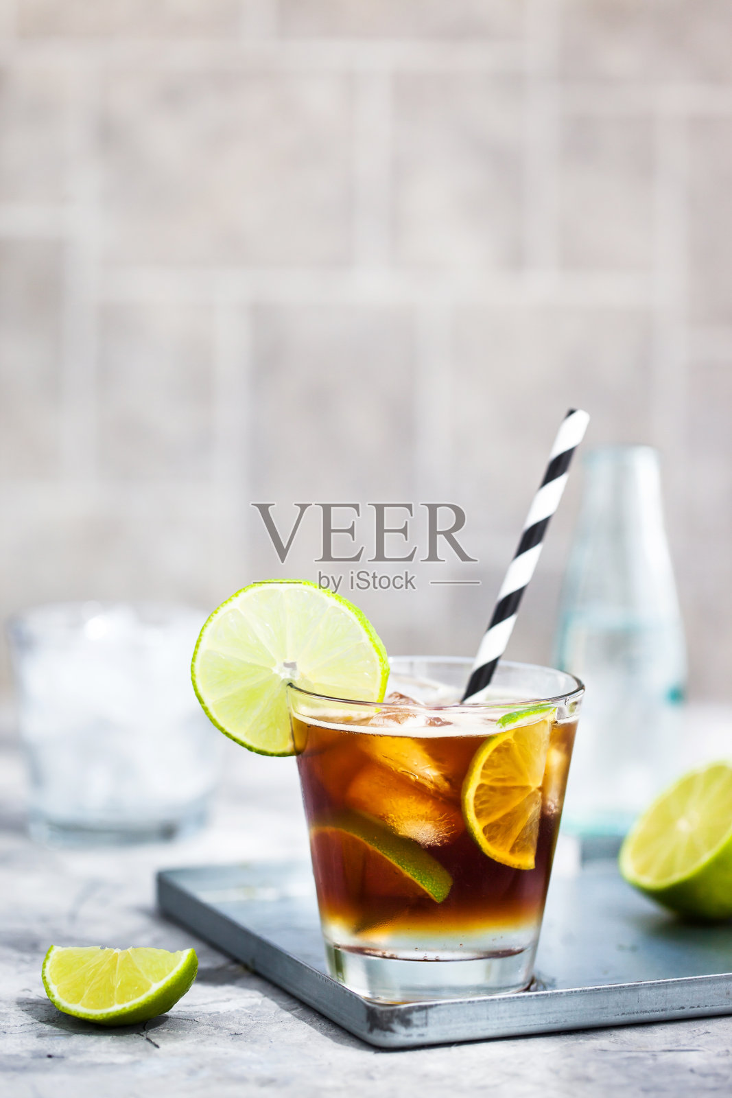 意式浓缩汤力水-夏日饮品，配汤力水、酸橙及咖啡照片摄影图片