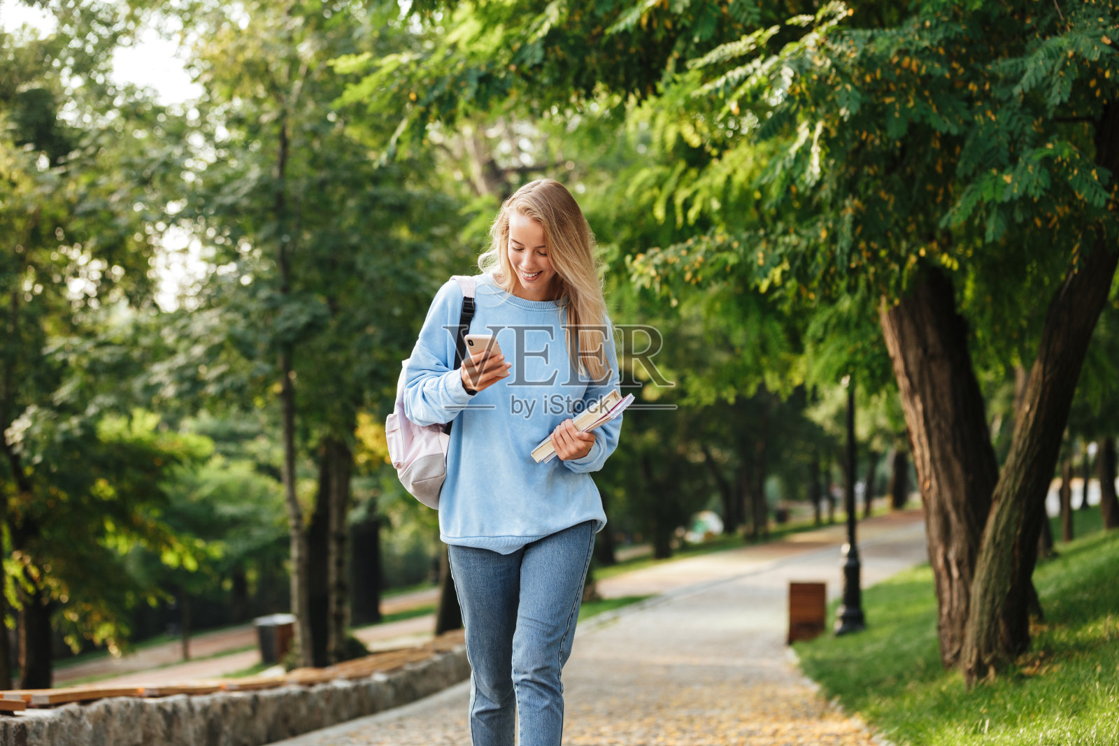 一个快乐的年轻女学生的肖像照片摄影图片