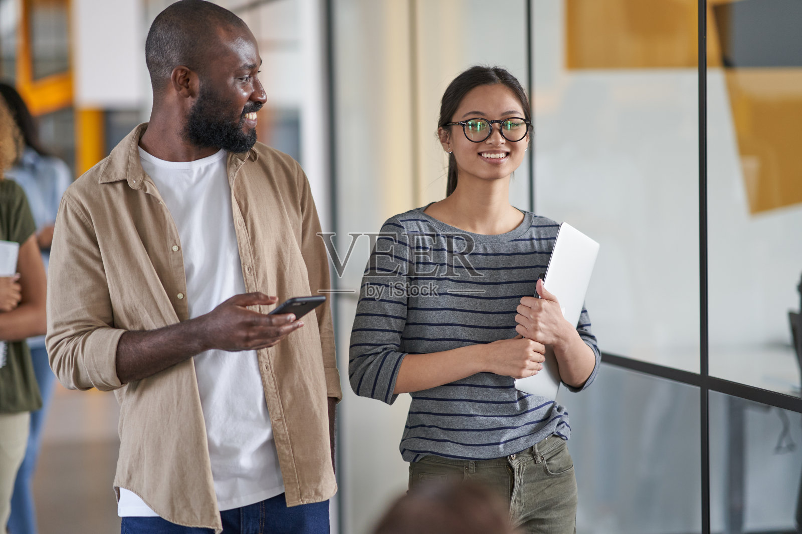 在办公室休息和休息的员工照片摄影图片