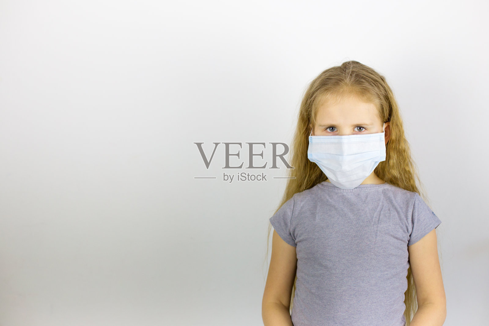 悲伤的孩子戴着医用防护面具照片摄影图片