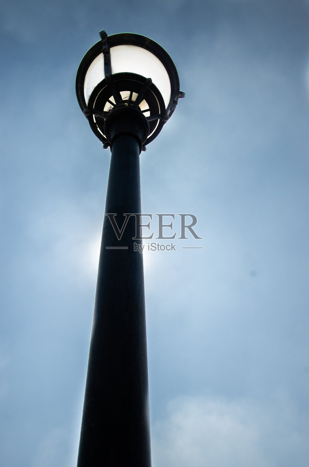 公园里一根漂亮的灯柱照片摄影图片