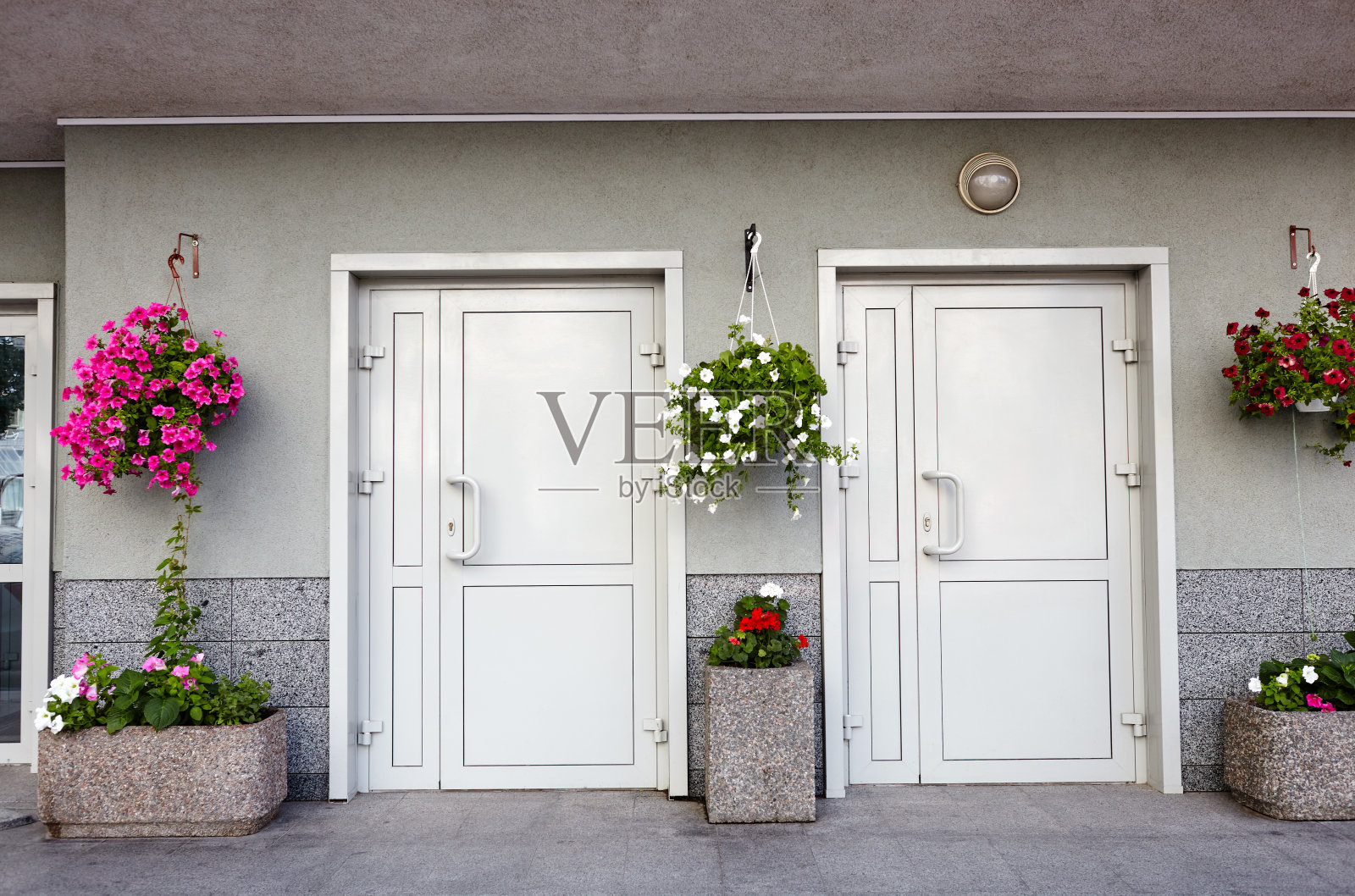 建筑物的白色前门照片摄影图片