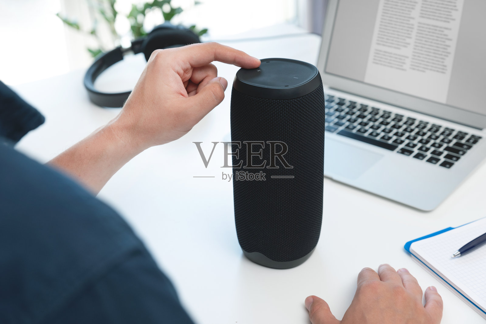 人类使用智能扬声器。智能家居的助理照片摄影图片