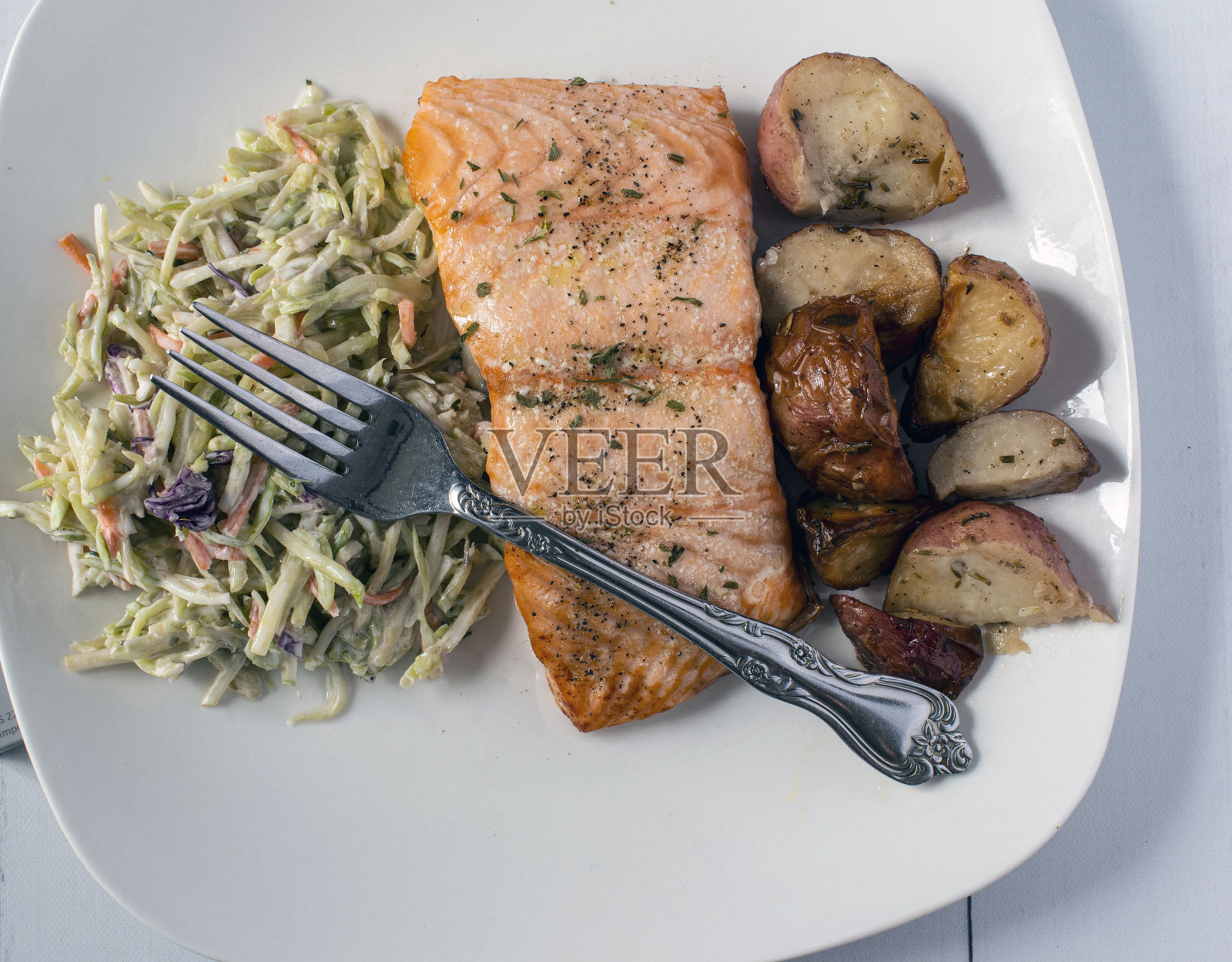 时令烤三文鱼配油菜沙拉和土豆照片摄影图片