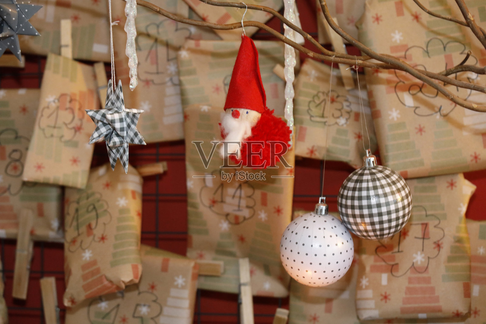 圣诞日历配有礼物、圣诞老人和圣诞装饰。照片摄影图片