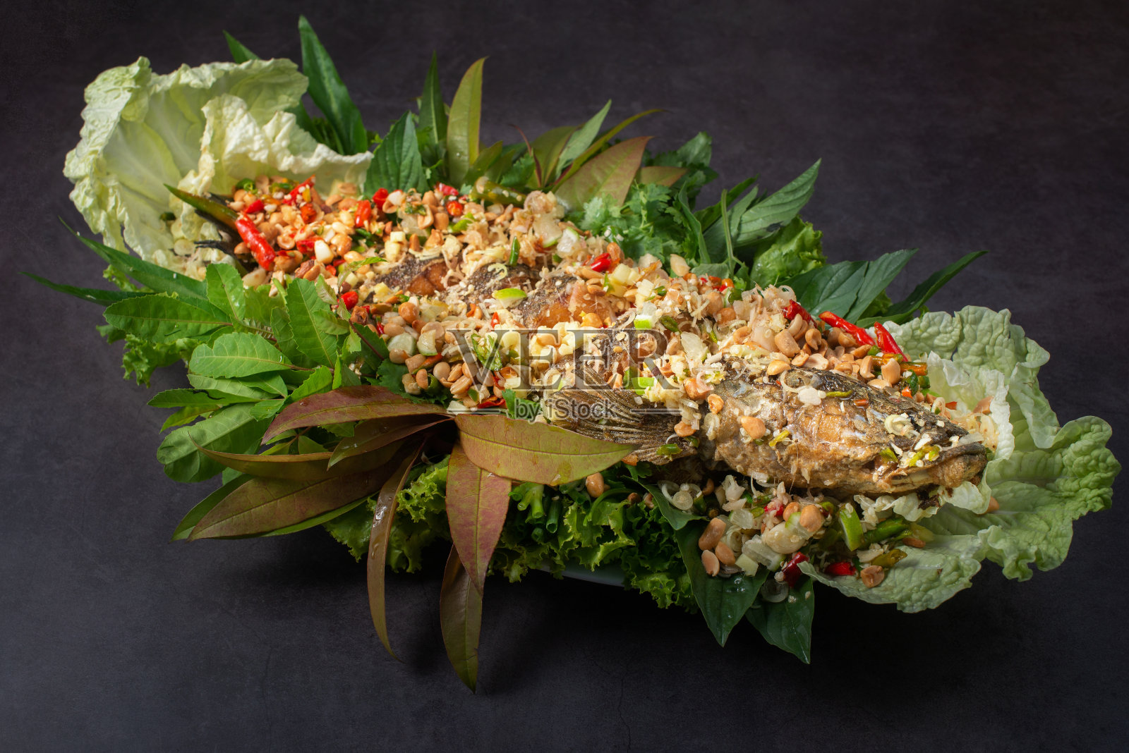 泰国菜，炸黑鱼照片摄影图片