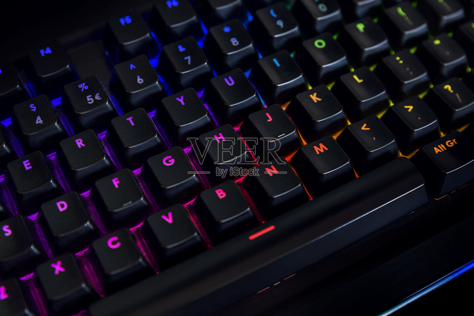 RGB背光游戏键盘-紫色，粉色，橙色和绿色照片摄影图片