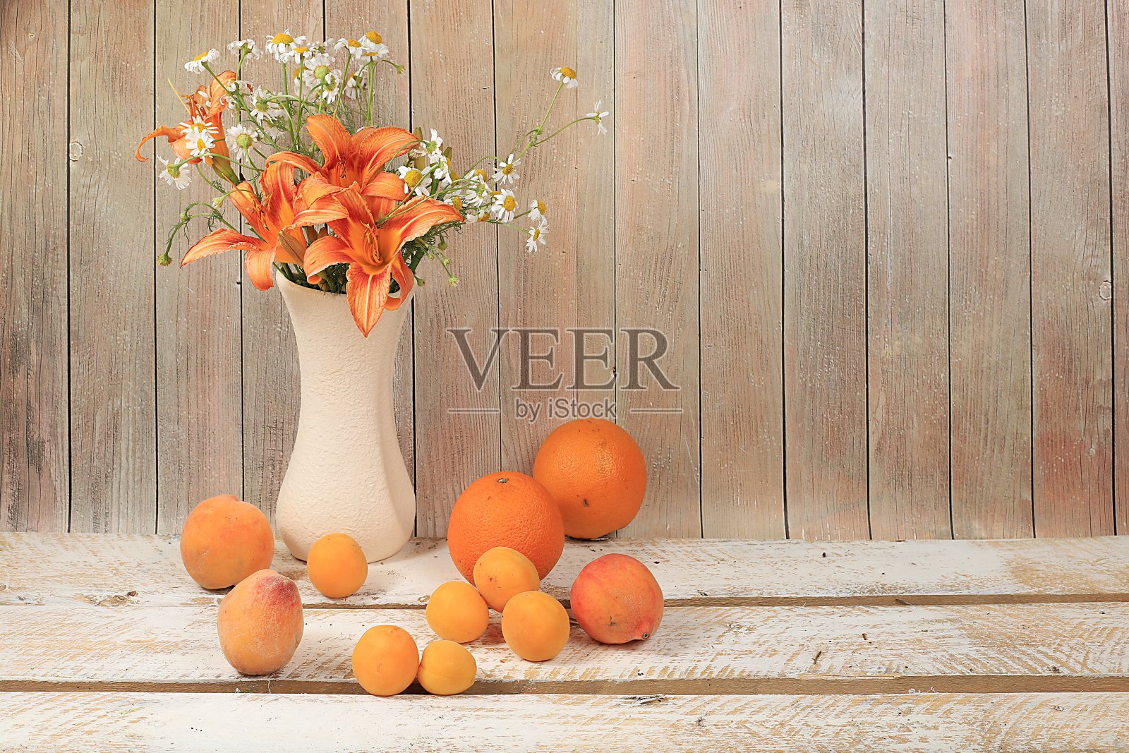 夏天的浆果和水果在木背景与百合在一个花瓶，收获在村里，健康的天然食品概念照片摄影图片