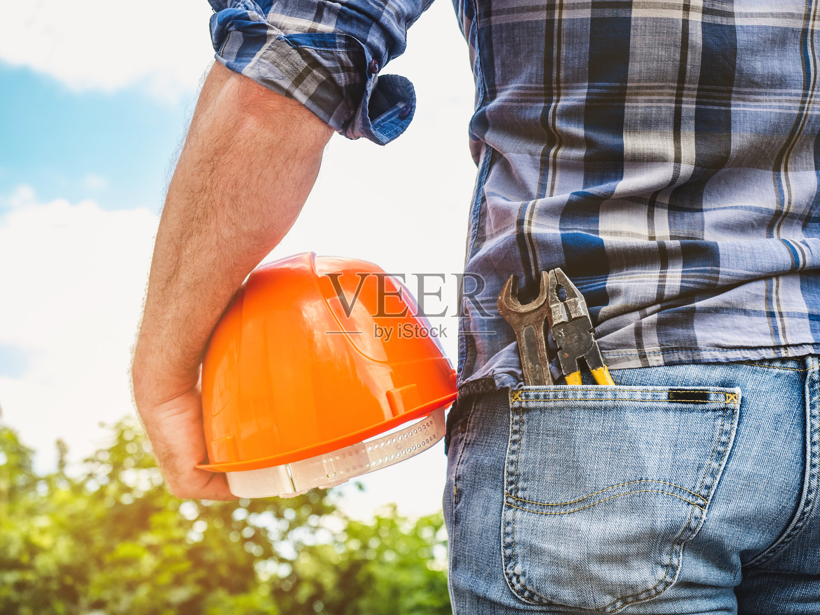 有魅力的男人手里拿着工具照片摄影图片