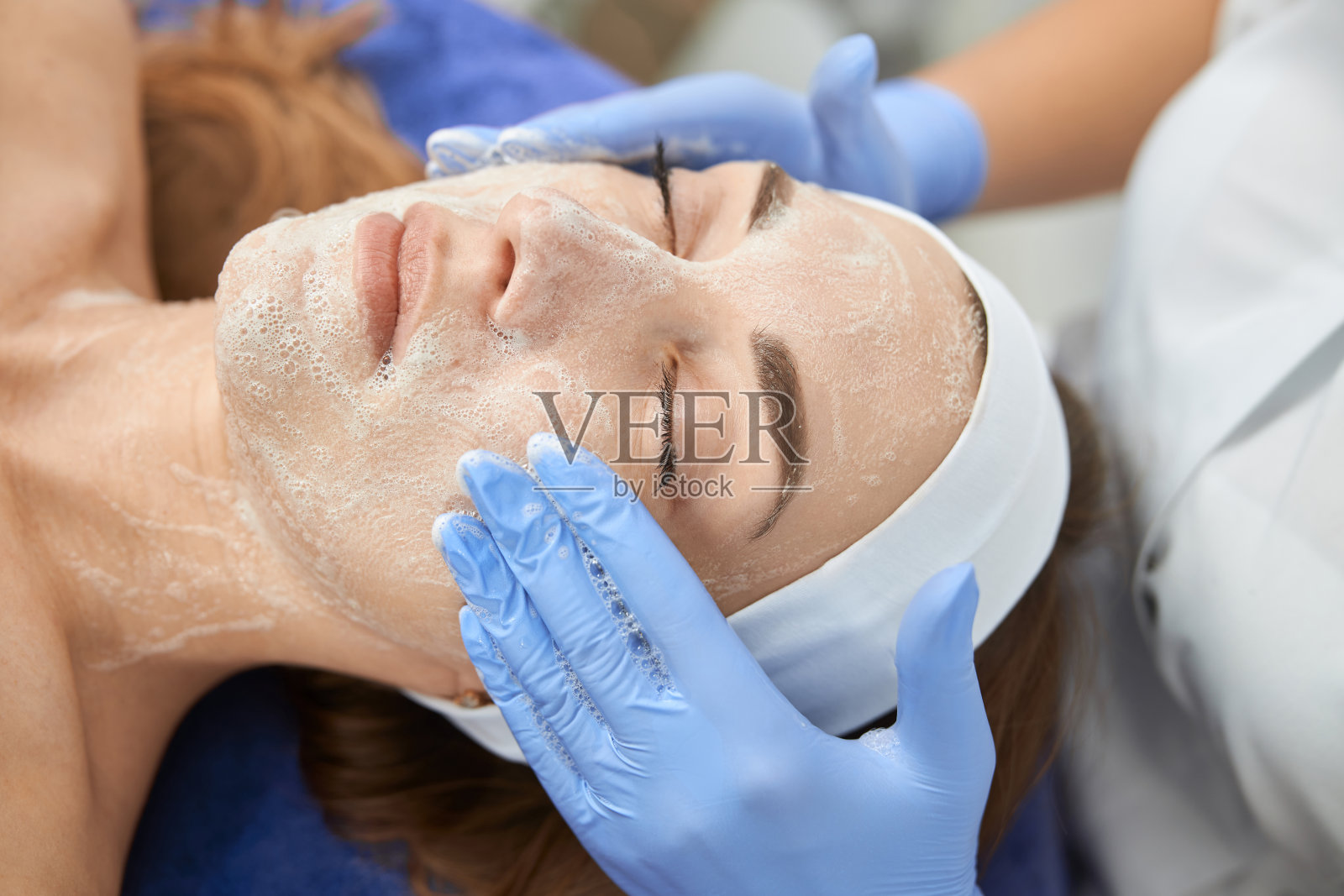 专业美容师正在轻柜为客户做美容照片摄影图片