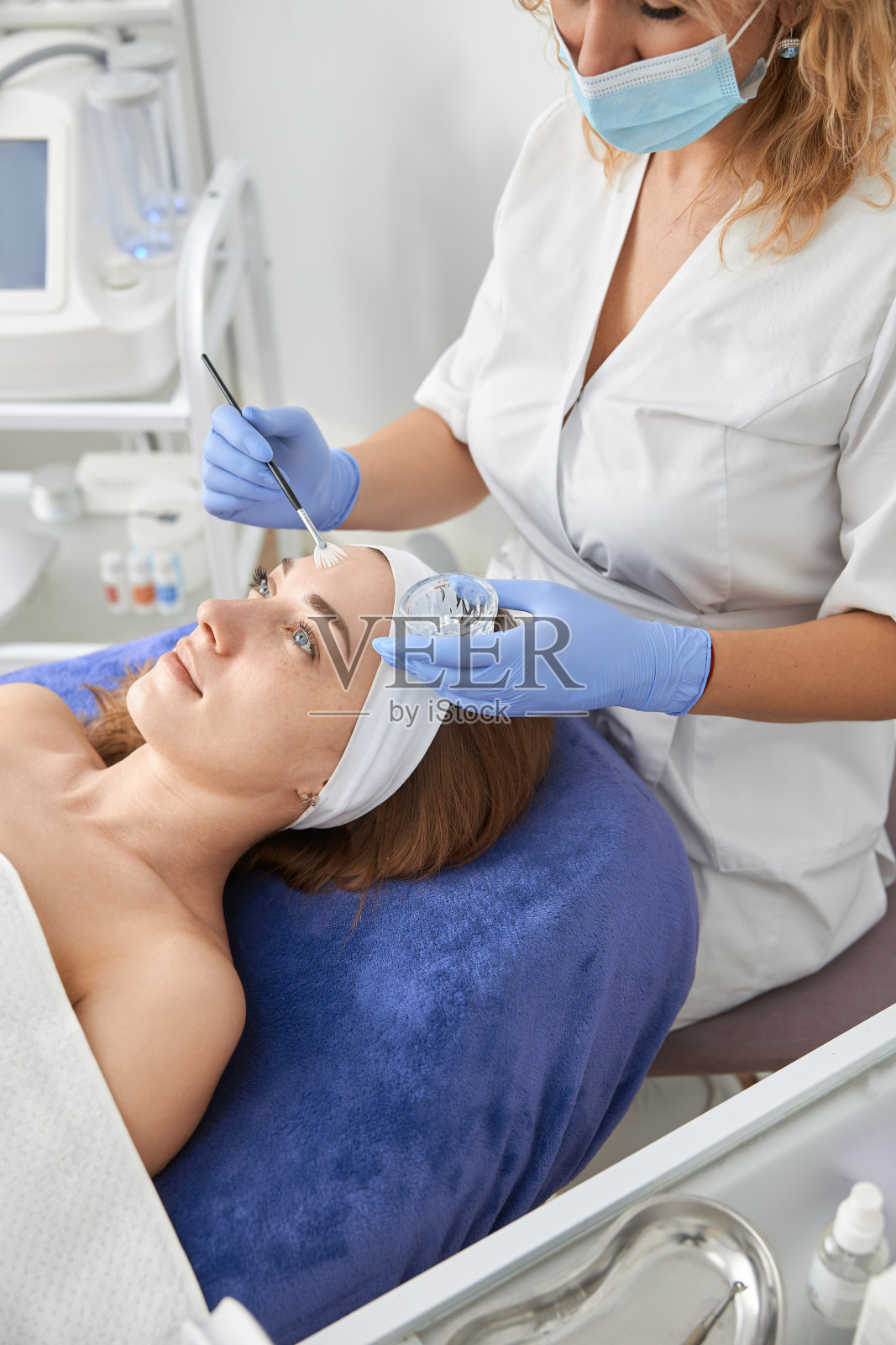 专业美容师正在轻柜为客户做美容照片摄影图片