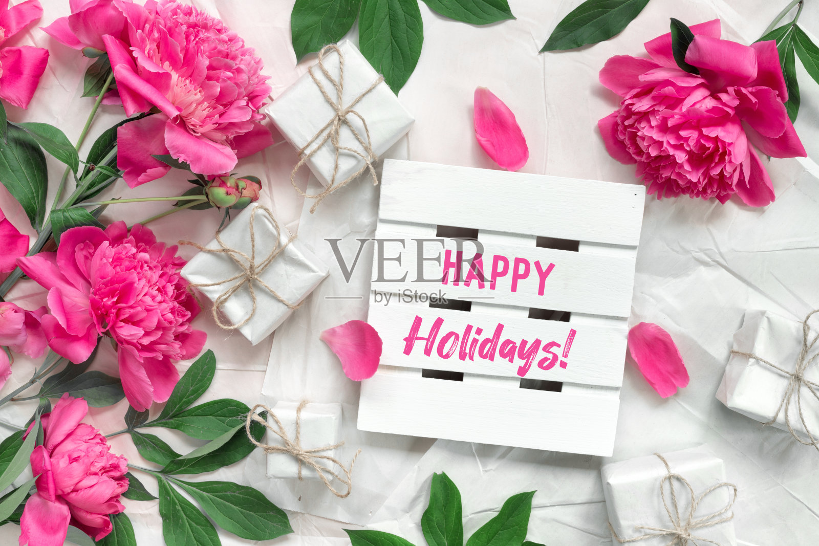 美丽精致的粉红色牡丹在复古包装纸的背景。最小的概念背景。模板包装纸与黑色板的文字。概念上的春天的旗帜。照片摄影图片