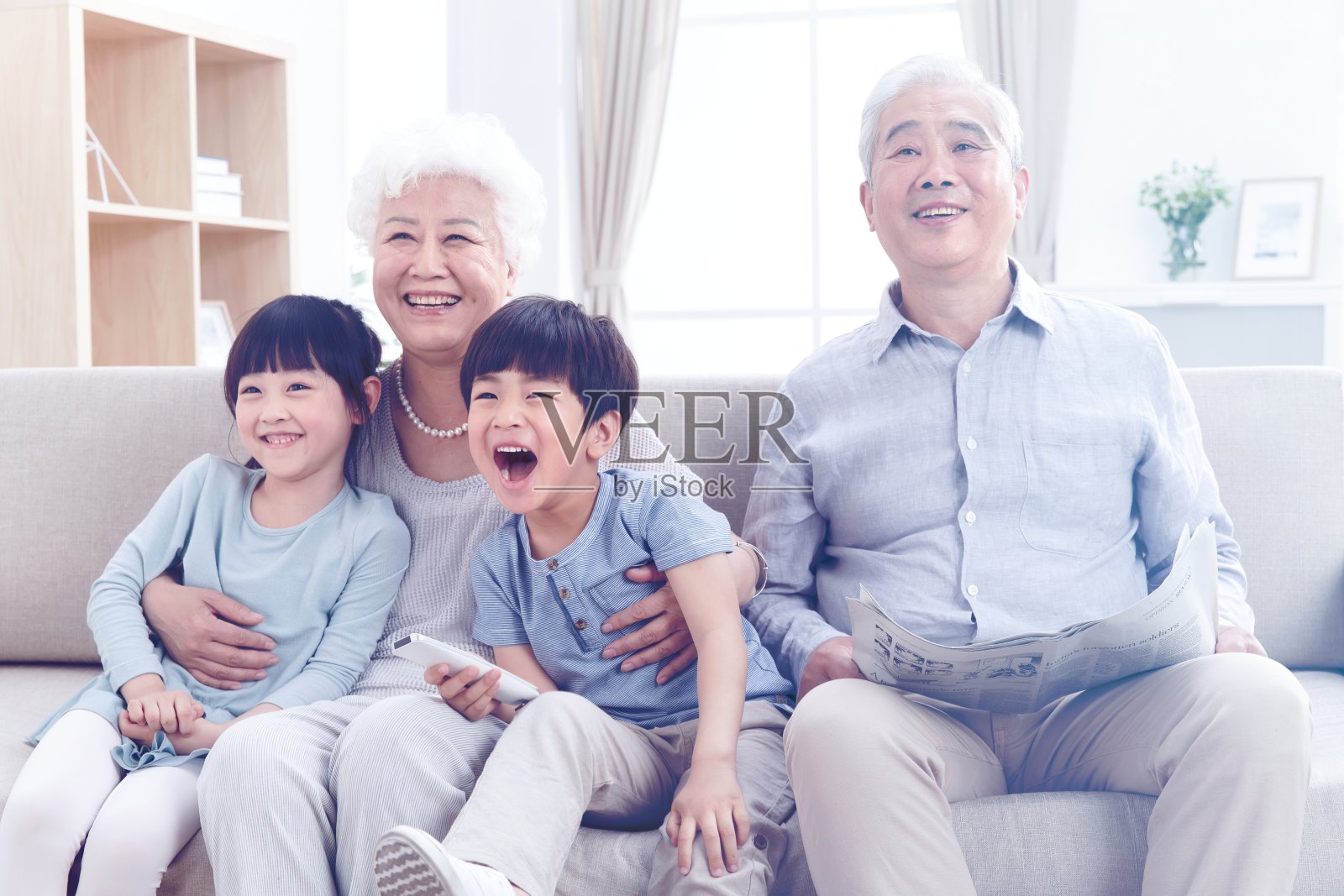 幸福家庭在客厅看电视照片摄影图片