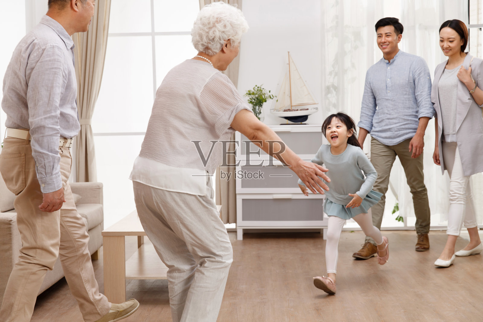 一家三口回家探亲照片摄影图片