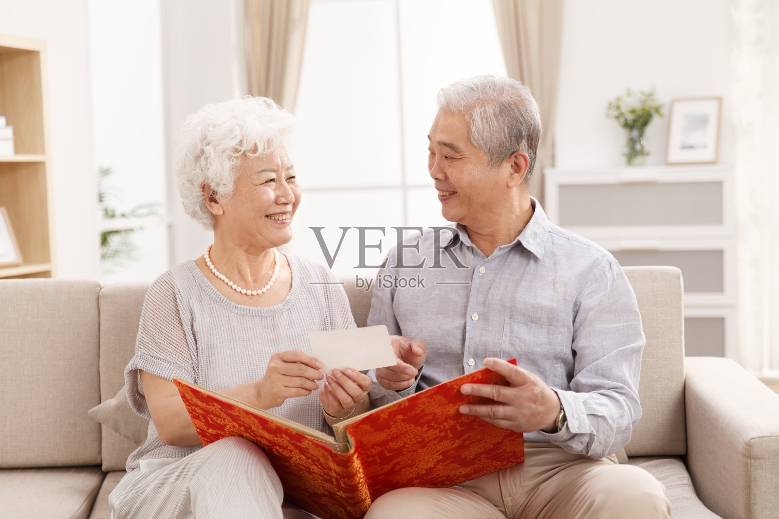 老年夫妇在看照片照片摄影图片