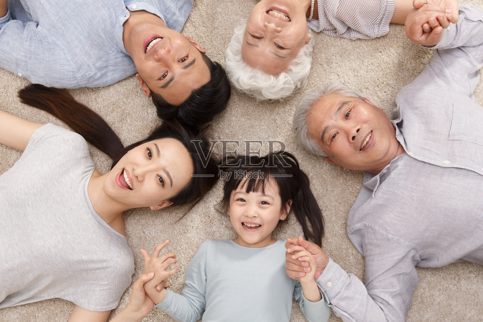 快乐家庭躺在地上照片摄影图片