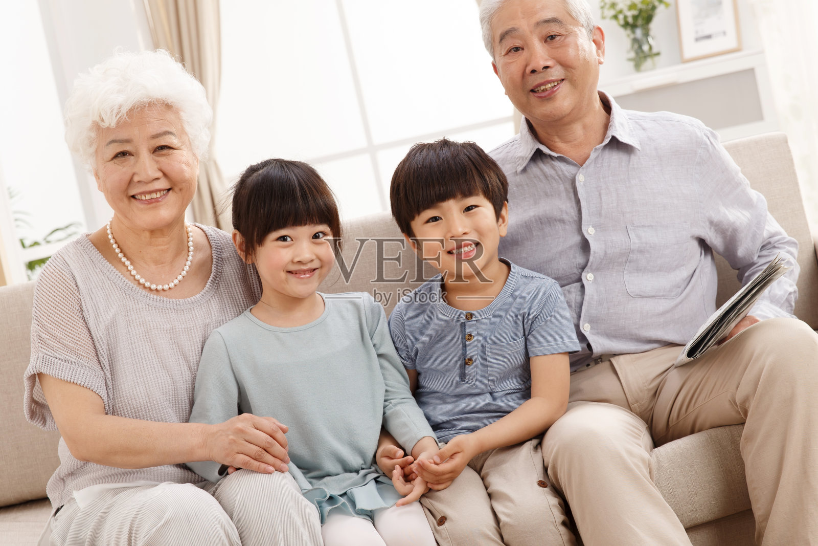 幸福家庭在客厅合影照片摄影图片