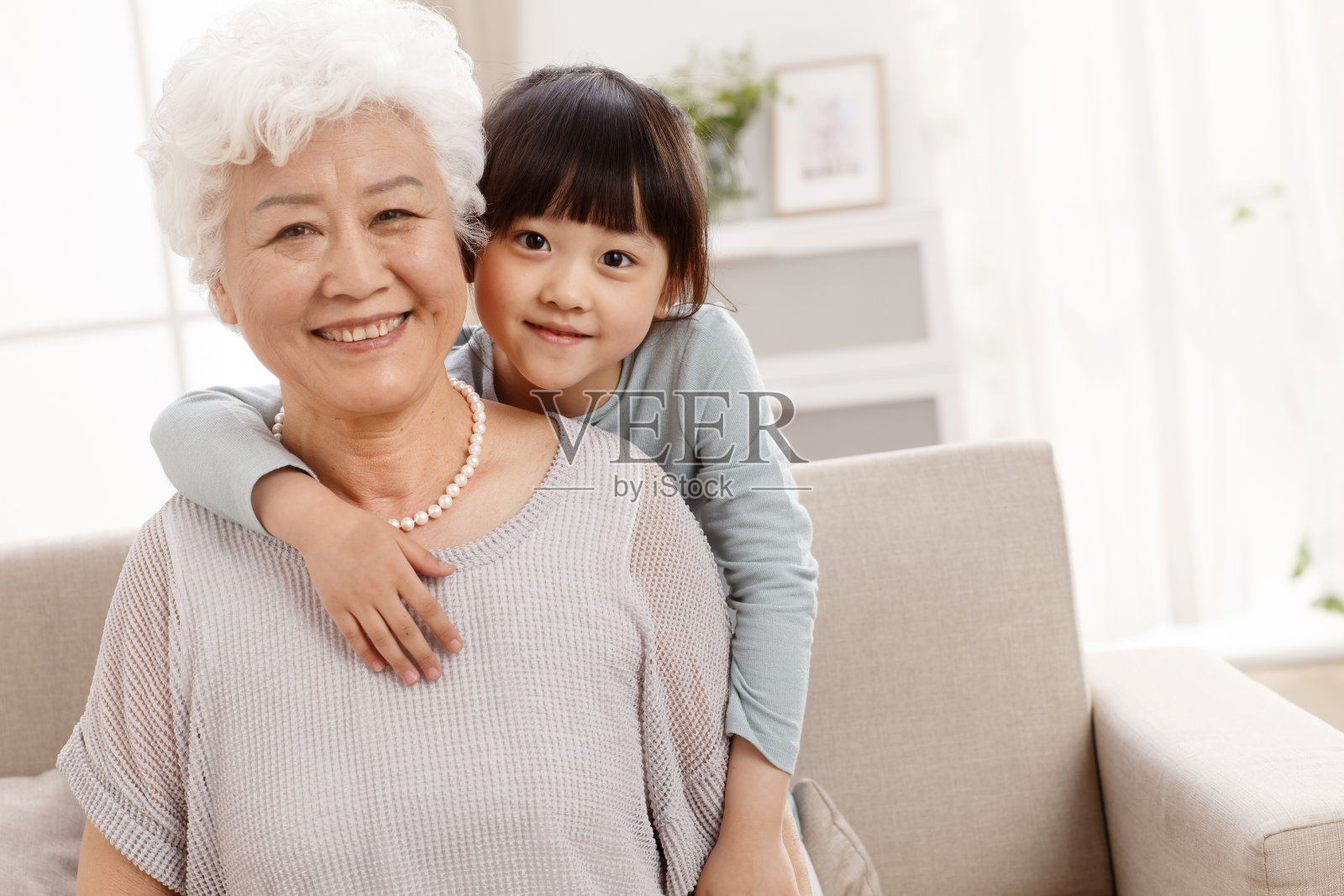 可爱的小女孩和祖母在客厅照片摄影图片