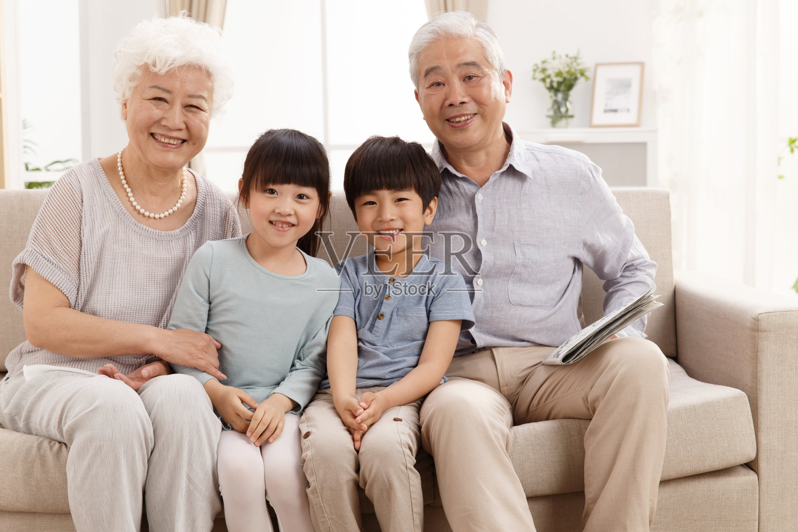 幸福家庭在客厅合影照片摄影图片