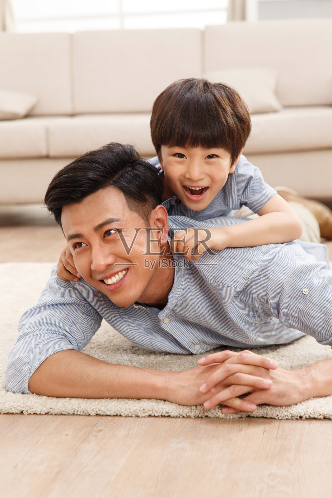 快乐的父子在客厅玩耍照片摄影图片