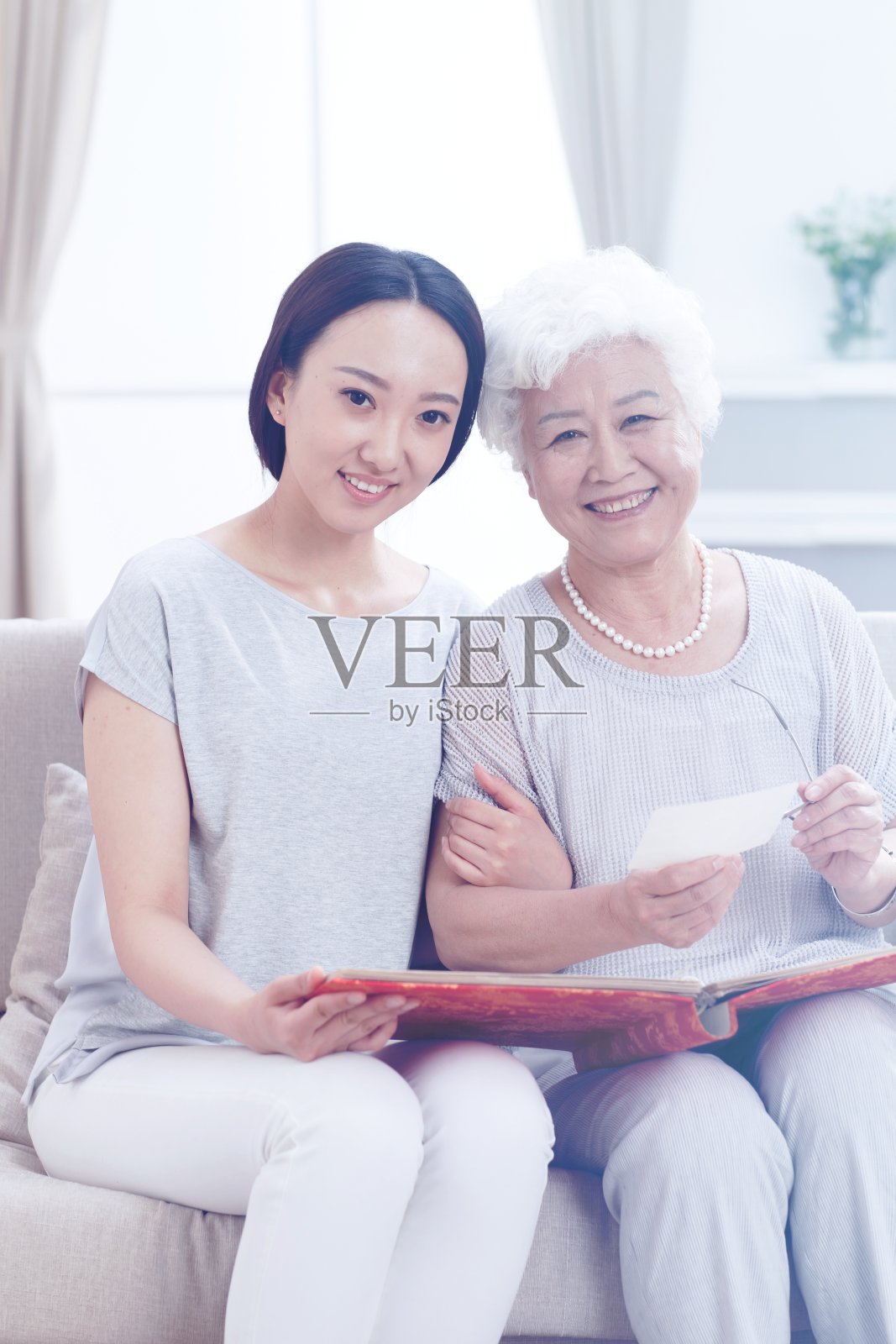 幸福快乐的母女在看照片照片摄影图片