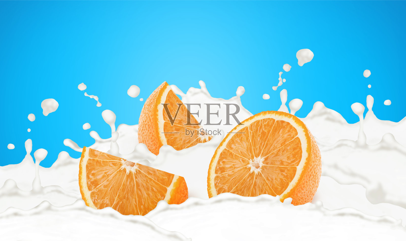 橘色的牛奶飞溅在蓝色的背景上。照片摄影图片