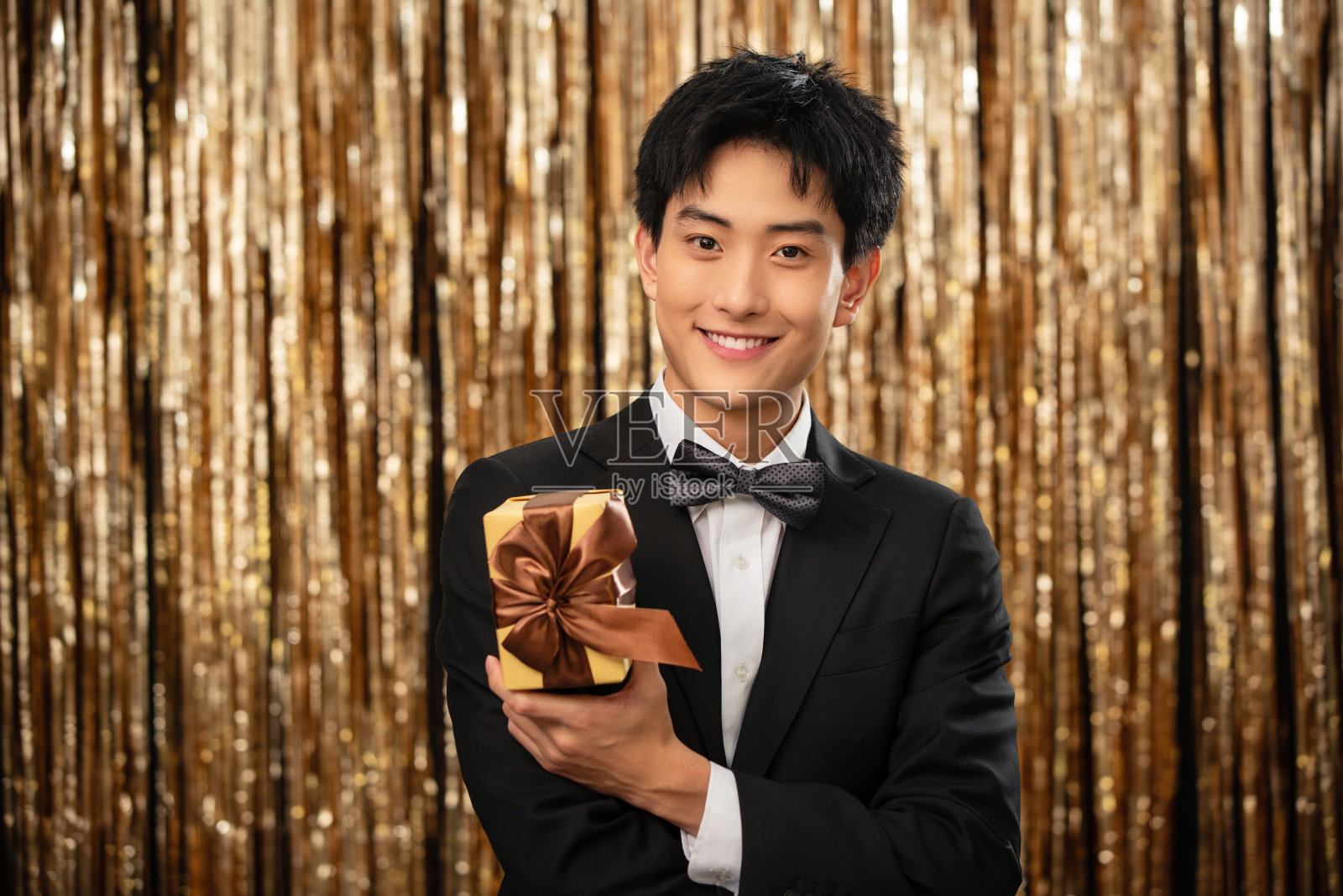 帅气的青年男人拿着礼物照片摄影图片