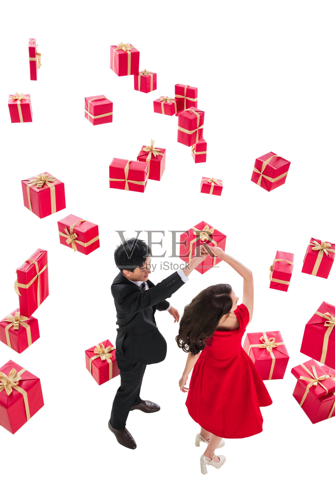 跳舞的青年伴侣和礼物照片摄影图片