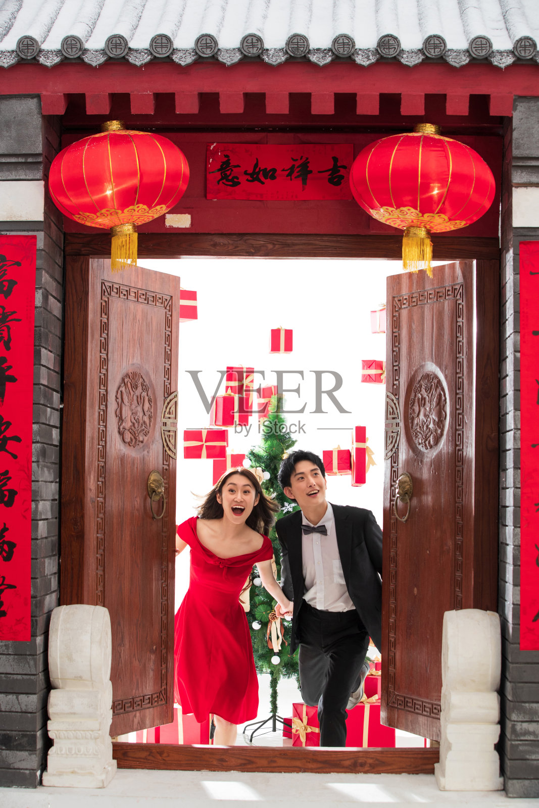 打开大门的快乐情侣照片摄影图片