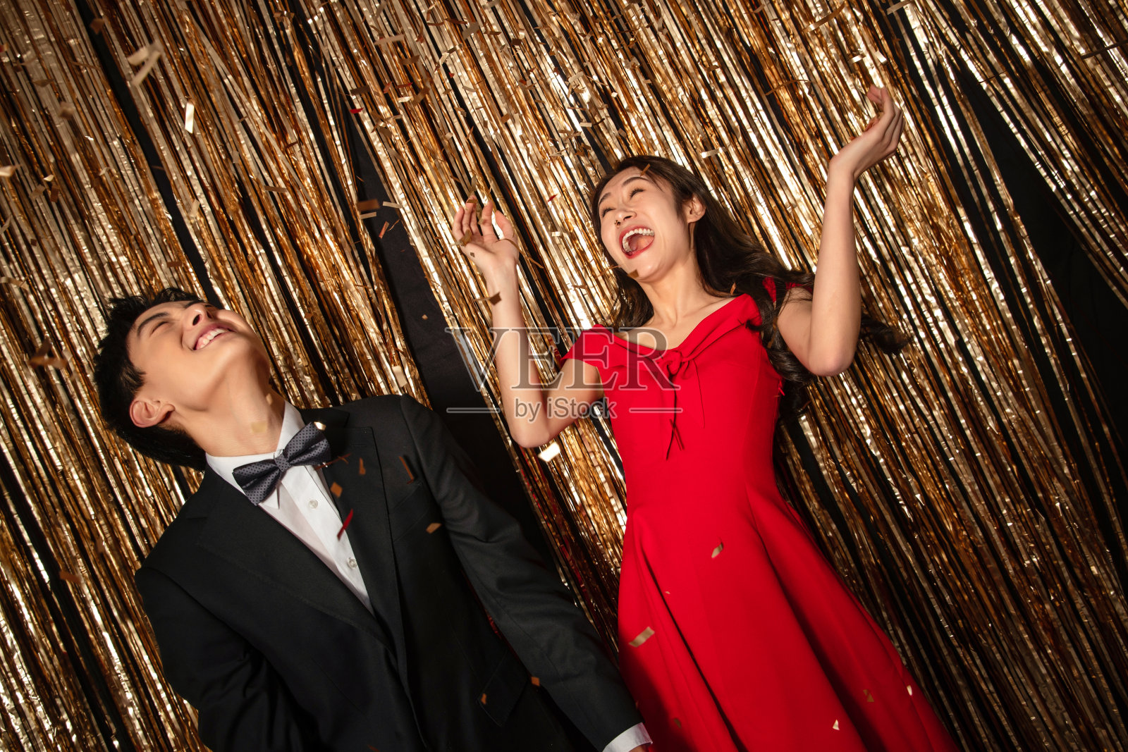 快乐嬉戏的幸福年轻情侣照片摄影图片